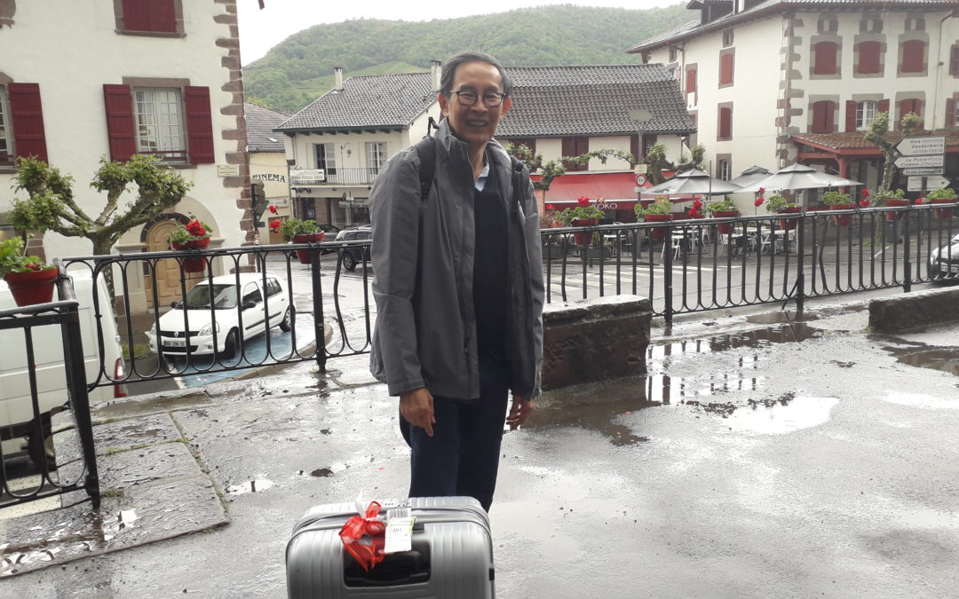 un pèlerin américain à saint jean pied de port avec notre taxi